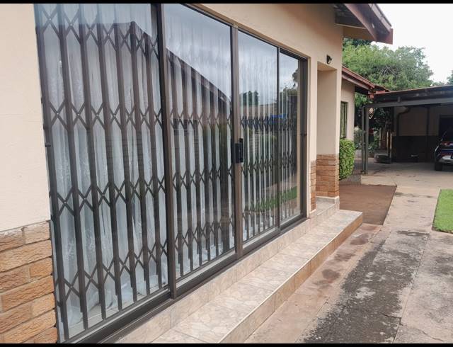 3 BEDROOM HOUSE FOR SALE IN OOS EINDE
